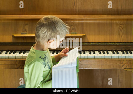 Ragazzo a suonare il piano Foto Stock