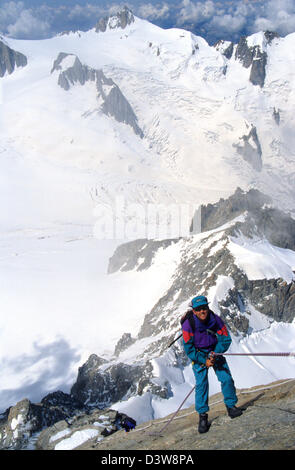 Alpinista discendente dalla Dent du Geant, Mont Blanc massiccio montuoso, Savoy Alpi, Francia. Foto Stock