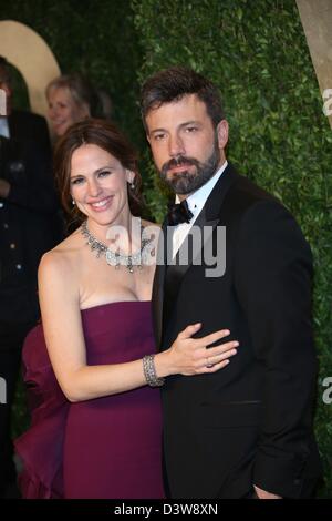 Los Angeles, Stati Uniti d'America. 24 febbraio 2013. Gli attori Ben Affleck e sua moglie Jennifer Garner arrivano al Vanity Fair Oscar Party al Sunset Tower in West Hollywood, Los Angeles, Stati Uniti d'America, il 24 febbraio 2013. Foto: Hubert Boesl/dpa/Alamy Live News Foto Stock