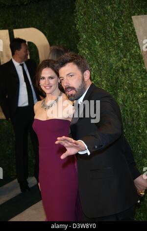 Los Angeles, Stati Uniti d'America. 24 febbraio 2013. Attore Ben Affleck e sua moglie Jennifer Garner arrivano al Vanity Fair Oscar Party al Sunset Tower in West Hollywood, Los Angeles, Stati Uniti d'America, il 24 febbraio 2013. Foto: Hubert Boesl/dpa/Alamy Live News Foto Stock