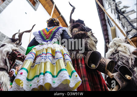 E Trangas madamas camminando per le strade di Bielsa. Il carnevale di Bielsa, Huesca, Spagna Foto Stock