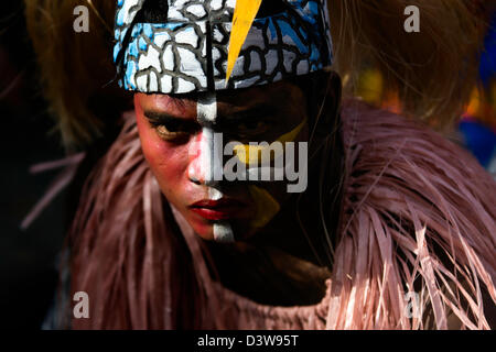 Partecipante vestito in abito tribale in Dinagyang festival in Iloilo City, Filippine Foto Stock