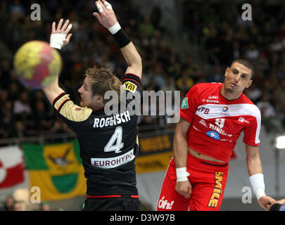 Tunisino Hmam Wissem (R) punteggi durante il 2007 Pallamano Germania Campionato Mondiale Match Tunisia vs Germania a Dortmund, Germania, giovedì, 25 gennaio 2007. La Germania ha vinto la partita 28-35. Foto: Franz-Peter Tschauner Foto Stock