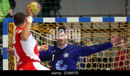 Tunisino Hmam Wissem (L) punteggi durante il 2007 Pallamano Germania Campionato Mondiale Match Tunisia vs Germania a Dortmund, Germania, giovedì, 25 gennaio 2007. La Germania ha vinto la partita 28-35. Foto: Franz-Peter Tschauner Foto Stock