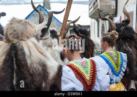 E Trangas madamas camminando per le strade di Bielsa. Il carnevale di Bielsa, Huesca, Spagna Foto Stock