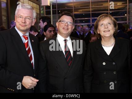 (L-R) Hesse Primo Ministro Roland Koch, Reto Francioni, CEO della Deutsche Boerse AG (Borsa tedesca), e il Cancelliere tedesco Angela Merkel nella foto presso la sede di ricevimento di Capodanno a Francoforte, Germania, 22 gennaio 2007. Foto: Frank Rumpenhorst Foto Stock