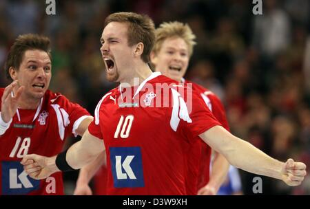 La Danimarca Lars Madsen (C) cheers dopo il suo gol vincente con il suo compagno di squadra Jesper Noeddesbo (L) durante la pallamano campionato mondiale 2007 trimestre partita finale Icleand vs Danimarca ad Amburgo, Germania, martedì, 30 gennaio 2007. La Danimarca ha vinto la partita 41-42. Foto: Kay Nietfeld Foto Stock