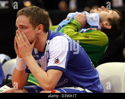 Internazional-islandese Snorri Sturluson Gudjonsson (L) e Vignir Svavarsson vengono devastati dopo la pallamano campionato mondiale 2007 trimestre partita finale Islanda vs Danimarca ad Amburgo, Germania, martedì, 30 gennaio 2007. L'Islanda ha perso la partita 41-42. Foto: Maurizio Gambarini Foto Stock