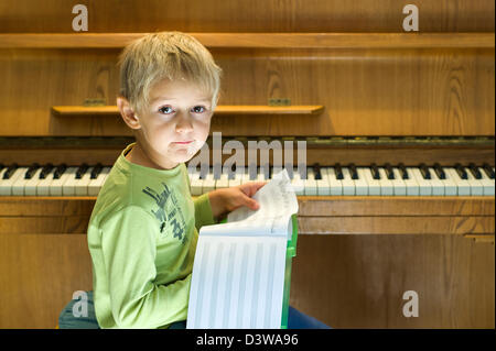 Ragazzo a suonare il piano Foto Stock