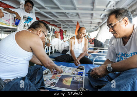 Le persone che viaggiano in traghetto, Filippine, Asia Foto Stock