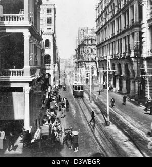 Dove 'incontrano Oriente e Occidente " una moderna strada transitabile nella pittoresca di Hong Kong. Occupato strada commerciale con pedoni e rikshaw, e funivia. Circa 1913 Foto Stock