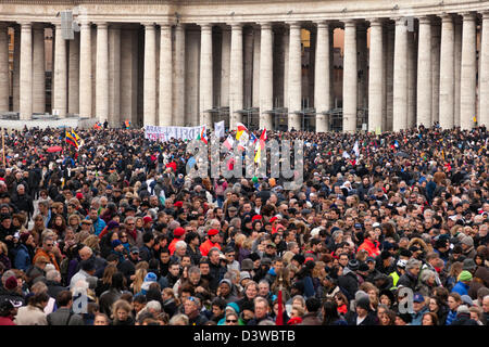 Città del Vaticano. 24 Febbraio, 2013. Le persone si stanno radunando in piazza San Pietro il 24 febbraio 2013 per ascoltare l'ultima preghiera dell Angelus del presto dimissionario Papa Benedetto XV Credito: dpa/Alamy Live News Foto Stock