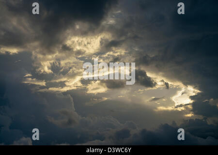 Raggi di sole attraverso tempestoso cielo drammatico Foto Stock