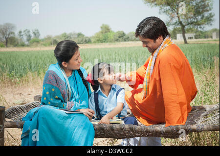 Coppia rurale insegnamento della loro figlia, Sohna, Haryana, India Foto Stock