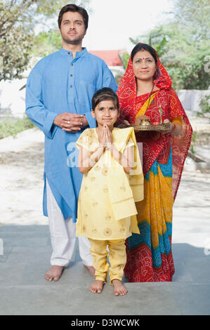 Famiglia rurale pregando, Sohna, Haryana, India Foto Stock