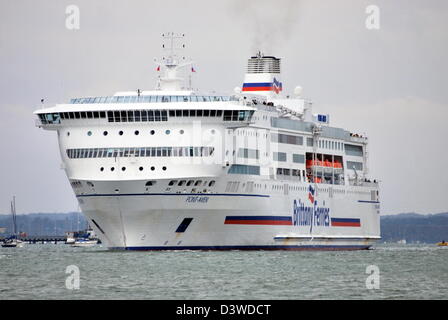 Un cruiseship/traghetto Pont Aven partono da Portsmouth. La nave è azionato da Brittany Ferries e è l'ammiraglia della flotta. Foto Stock