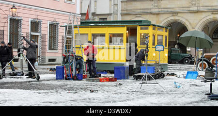 Goerlitz, Germania. Il 25 febbraio 2013. Le riprese si svolge su Untermarkt per il film 'Grand Hotel di Budapest' in Goerlitz, Germania, 25 febbraio 2013. Oggi nel centro storico della città, la ripresa si sta svolgendo in diverse strade per le scene della produzione hollywoodiana. Le riprese continueranno fino al mese di aprile in Goerlitz. Foto: Jens TRENKLER/dpa/Alamy Live News Foto Stock
