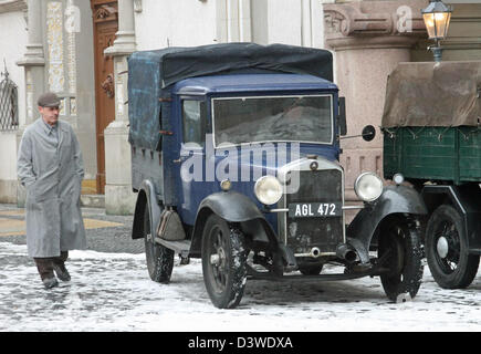 Goerlitz, Germania. Il 25 febbraio 2013. Le riprese si svolge su Untermarkt con vehichles storico ed extra per il film 'Grand Hotel di Budapest' in Goerlitz, Germania, 25 febbraio 2013. Oggi nel centro storico della città, la ripresa si sta svolgendo in diverse strade per le scene della produzione hollywoodiana. Le riprese continueranno fino al mese di aprile in Goerlitz. Foto: Jens TRENKLER/dpa/Alamy Live News Foto Stock