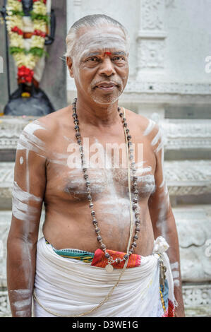 Ritratto di un sacerdote Indù all'interno di Sri Veeramakaliamman tempio, Singapur, Asia Foto Stock