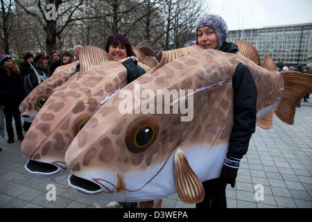 Londra, Regno Unito. Il 25 febbraio 2013. Rally dall'organizzazione Lotta di pesce per mostrare il governo quanto supporto vi è per di più la protezione dei mari e la 127 MCZs (Marine zone di conservazione). Marzo verso Westminster con ogni numero crescente di Pesci Combattenti in seguito al successo del canale 4 serie, Hugh pesce della lotta, che avendo preso è il caso e che si avvicina ad 1 milione di firme è vicino a modificare la legislazione UE sui rigetti in mare. Credito: Michael Kemp / Alamy Live News Foto Stock