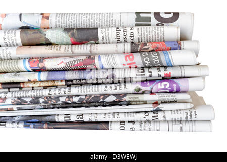 Pila di quotidiani isolato su uno sfondo bianco. Comunicazione di concetto Foto Stock