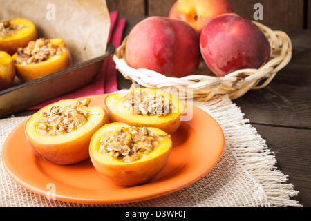 Ripiene al forno le pesche noci e scricchiola Foto Stock