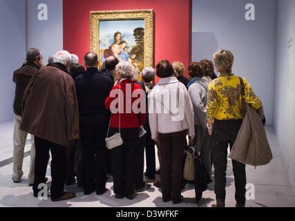 Una folla di persone guarda la Vergine con il Bambino di Leonardo da Vinci con Sant'Anna al Louvre-Lens Foto Stock