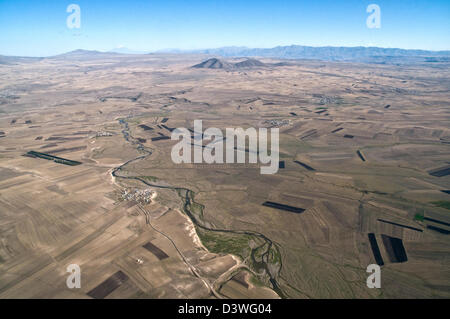 Vista aerea delle steppe turche vicino alla città di Kars e al confine con l'Armenia nella regione orientale dell'Anatolia, nella Turchia nordorientale. Foto Stock
