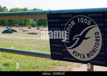 Libertà segno alimentare su porta ad un campo di maiale delle arche. Foto Stock