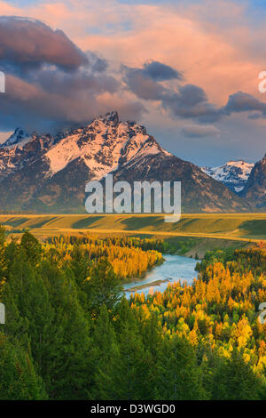 Sunrise presso il fiume Snake si affacciano al Parco Nazionale di Grand Teton in Wyoming, STATI UNITI D'AMERICA Foto Stock