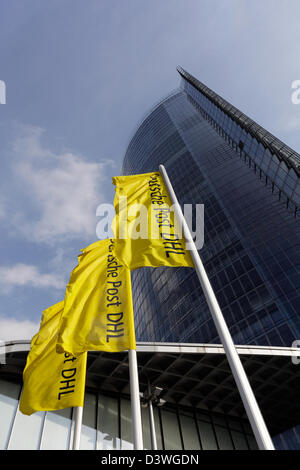 Bonn, Germania, il Post Tower e bandiere di Deutsche Post DHL Foto Stock