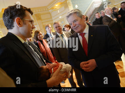Il Presidente tedesco Joachim Gauck (R) è accolto da un lavoratore tedesco all'Alto Commissariato delle Nazioni Unite per i diritti umani e i suoi otto giorni di età baby al Palais Wilson a Ginevra, Svizzera, 25 febbraio 2013. Egli è su in Svizzera per una visita di due giorni per visitare le organizzazioni governative e non governative. Foto: RAINER JENSEN Foto Stock