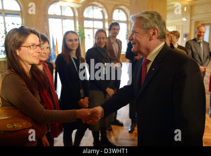 Il Presidente tedesco Joachim Gauck (R) è accolto da dipendenti presso l'Alto Commissariato delle Nazioni Unite per i diritti umani e i suoi otto giorni di età baby al Palais Wilson a Ginevra, Svizzera, 25 febbraio 2013. Egli è su in Svizzera per una visita di due giorni per visitare le organizzazioni governative e non governative. Foto: RAINER JENSEN Foto Stock