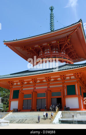 Adoratori di lasciare Konpon Daito grande Stupa, central pagoda in Danjo Garan del tempio Kongobuji a Koyasan (Mount Koya) in Giappone Foto Stock