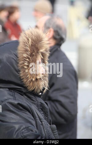 24 feb 2013 l ultimo Angelus domenica la benedizione del Santo Padre Benedetto XVI prima di lui passi verso il basso il giovedì in Piazza San Pietro e la Città del Vaticano, Roma Foto Stock