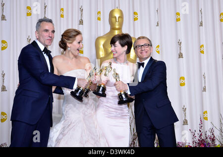Hollywood, California, Stati Uniti 24 Febbraio, 2013. Daniel Day Lewis, Jennifer Lawrence, Anne Hathaway, Christoph Waltz, vincitore migliori attori, pongono in sala stampa durante l'Oscar tenutasi al Loews Hollywood Hotel il 24 febbraio 2013 in Hollywood, la California. Foto Stock