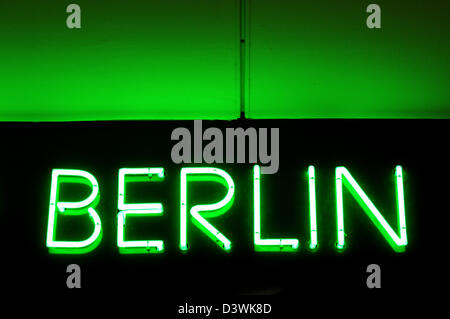 Berlino, Germania, segnale illuminato con la parola Berlin Foto Stock