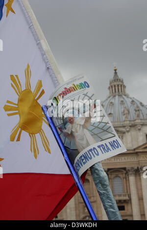 24 feb 2013 l ultimo Angelus domenica la benedizione del Santo Padre Benedetto XVI prima di lui passi verso il basso il giovedì in Piazza San Pietro e la Città del Vaticano, Roma Foto Stock