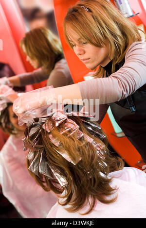 Donna capelli essendo dipinti all'hair stylist Foto Stock