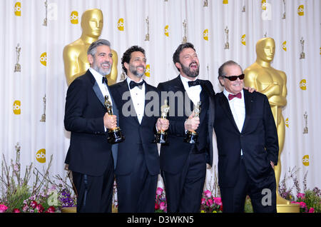 Hollywood, California, Stati Uniti 24 Febbraio, 2013. George Clooney, Grant Heslov, Ben Affleck e presentatore Jack Nicholson, vincitore foto migliori, pongono in sala stampa durante l'Oscar tenutasi al Loews Hollywood Hotel il 24 febbraio 2013 in Hollywood, la California. Foto Stock