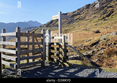 Cartello e porta di bacia sul nuovo sentiero per Pen-y-Pass da Nant Gwynant nel Parco Nazionale di Snowdonia. Gwynedd Galles del Nord Gran Bretagna Foto Stock
