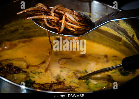 Fresco Curry Pakora Tarka, Onion Bhaji in padella Foto Stock