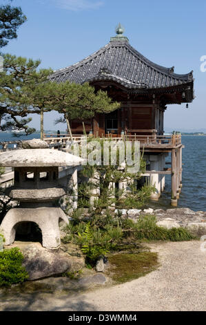 Flottante Ukimido hall presso il Tempio Mangetsuji siede su palafitte sopra l'increspato le acque del Lago Biwa nella prefettura di Shiga, Giappone. Foto Stock