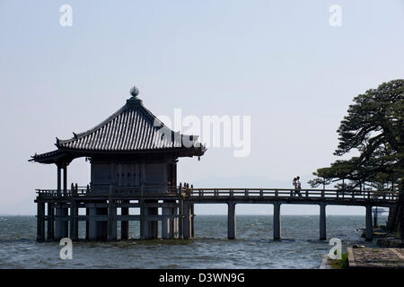 Flottante Ukimido hall presso il Tempio Mangetsuji siede su palafitte sopra l'increspato le acque del Lago Biwa nella prefettura di Shiga, Giappone. Foto Stock