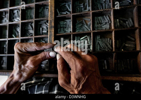 Un colombiano master stampante preleva i caratteri tipografici dal tipo caso del print shop in Cali, Colombia. Foto Stock