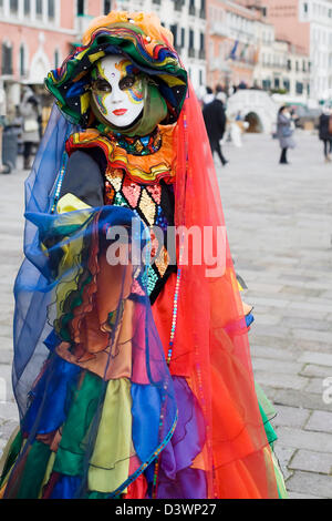 Tradizionali maschere veneziane indossato al carnevale di Venezia in Piazza San Marco Venezia Foto Stock