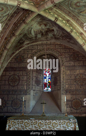 La finestra orientale e l altare, la chiesa di San Giorgio, Hampnet, Gloucestershire, Inghilterra, Regno Unito. Foto Stock