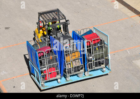 La nave di crociera essendo caricato con i materiali di consumo e bagagli in porto Foto Stock