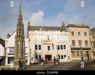 Crown Hotel e croce di mercato nella storica piazza del mercato, Glastonbury, Somerset, Inghilterra Foto Stock