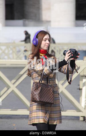 24 feb 2013 l ultimo Angelus domenica la benedizione del Santo Padre Benedetto XVI prima di lui passi verso il basso il giovedì in Piazza San Pietro e la Città del Vaticano, Roma Foto Stock